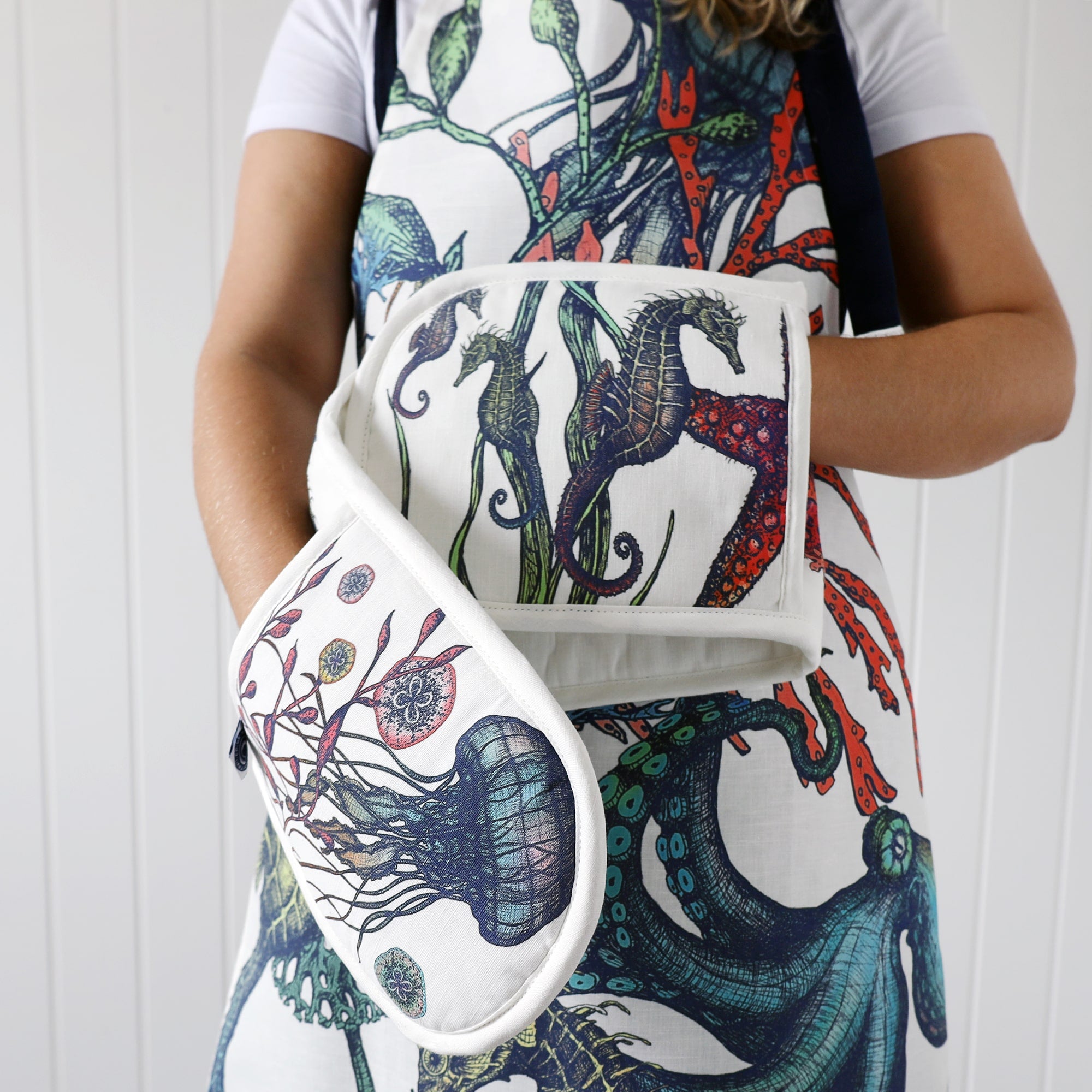 Model wearing our reef apron and modelling the matching reef gloves
